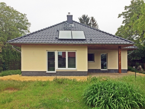 Fertighaus, Plusenergiehaus @ Hausbau-Seite.de | Dieser Winkelbungalow Ahlbeck kann am kommenden Wochenende in Berlin-Biesdorf besichtigt werden. Foto: Roth-Massivhaus